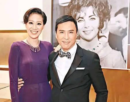 娱乐圈4位“吃软饭”，却不敢离婚的男明星，妻子都是亿万富