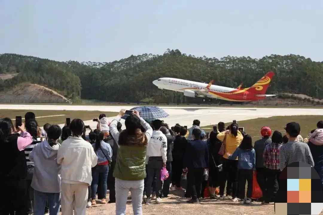 广西一机场成春节打卡景点，满山坡地摊生意火爆