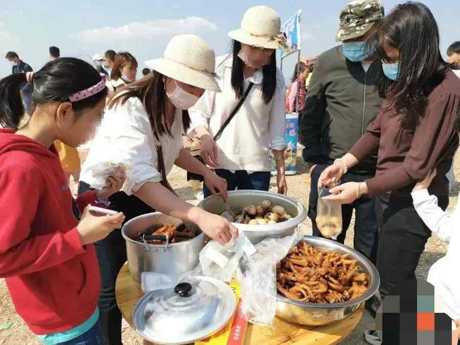 广西一机场成春节打卡景点，满山坡地摊生意火爆